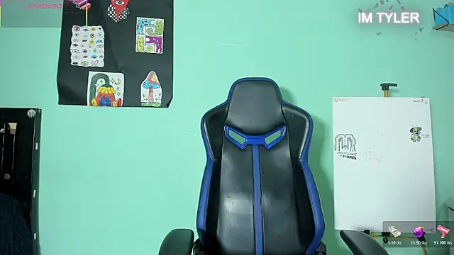 TYLERhHOT2005 online show from 04-12-26, 04:17