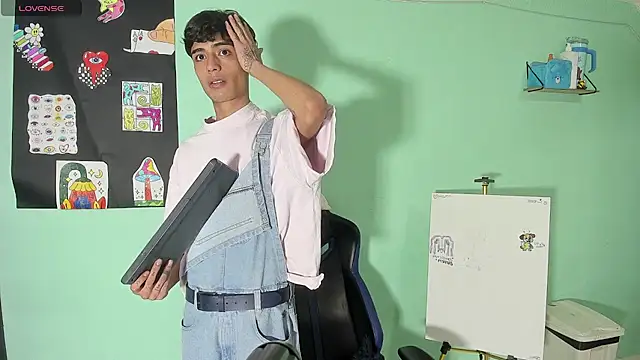 TYLERhHOT2005 online show from 04-14-26, 03:23