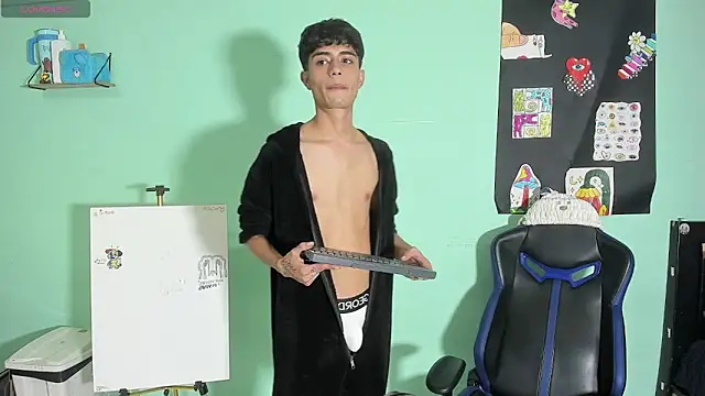 TYLERhHOT2005 online show from 04-17-26, 02:25