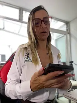 AlanaBrunetteX X online show from 04-16-26, 06:19