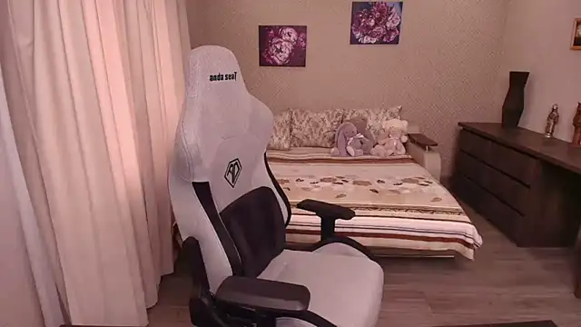 Snapshot of EvaSmeet chatting on 06-09-26, 10:49 EvaSmeet online show from 06-09-26, 10:49