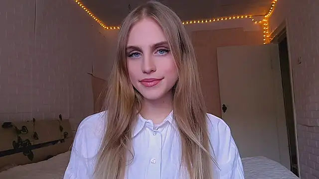 Snapshot of EveCoutch chatting on 03-31-26, 12:05 EveCoutch online show from 03-31-26, 12:05