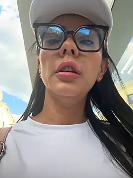 Snapshot of SofiParma chatting on 06-17-26, 10:10 SofiParma online show from 06-17-26, 10:10