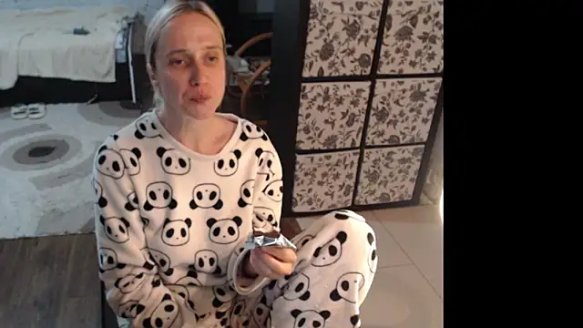 Snapshot of Sweet_hot_shrmp chatting on 06-19-26, 05:17 Sweet hot shrmp online show from 06-19-26, 05:17