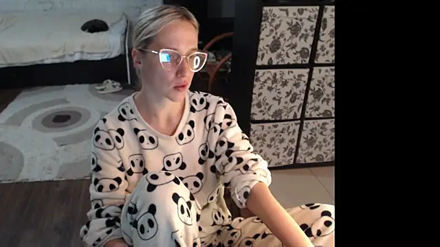 Snapshot of Sweet_hot_shrmp chatting on 06-22-26, 03:25 Sweet hot shrmp online show from 06-22-26, 03:25