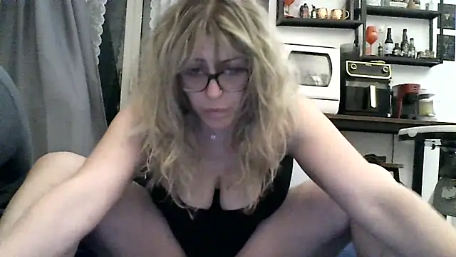 Snapshot of Ginny32 chatting on 04-26-26, 09:45 Ginny32 online show from 04-26-26, 09:45