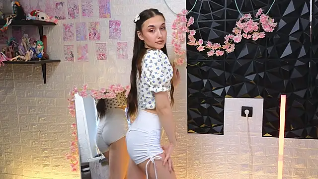 Snapshot of belle_cute chatting on 04-17-26, 04:04 belle cute online show from 04-17-26, 04:04