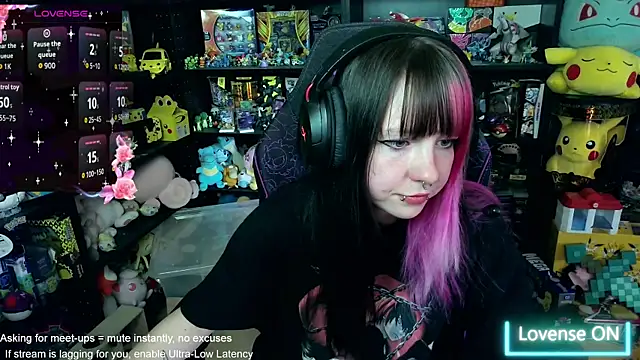Snapshot of CutieTracer chatting on 06-10-26, 04:06 CutieTracer online show from 06-10-26, 04:06