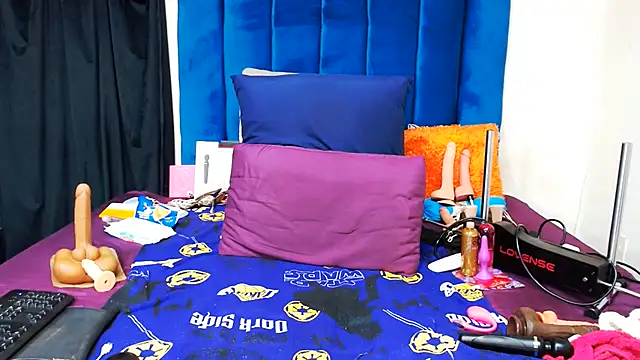 Snapshot of Freakyslut-39 chatting on 06-10-26, 01:32 Freakyslut-39 online show from 06-10-26, 01:32