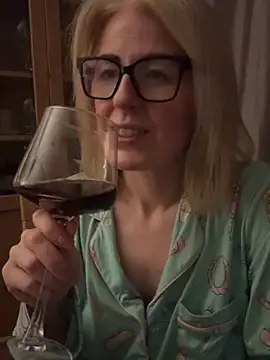 Snapshot of Laylaskyexx chatting on 04-15-26, 09:26 Laylaskyexx online show from 04-15-26, 09:26