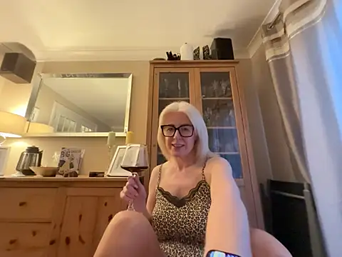 Snapshot of Laylaskyexx chatting on 06-24-26, 09:03 Laylaskyexx online show from 06-24-26, 09:03