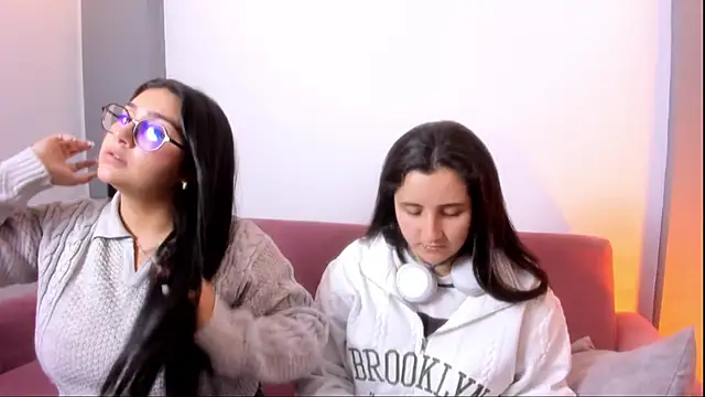 Elisa n Emma online show from 05-05-26, 09:23