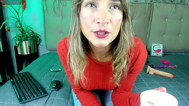 Snapshot of alma_rose_ chatting on 05-01-26, 04:55 alma rose online show from 05-01-26, 04:55