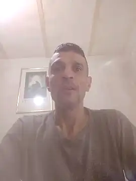 Snapshot of Guillelp chatting on 06-11-26, 12:32 Guillelp online show from 06-11-26, 12:32