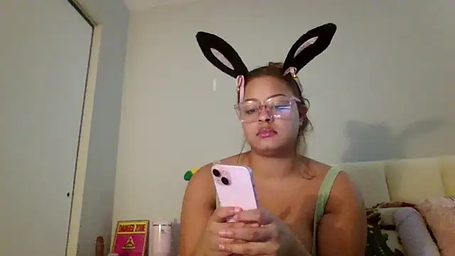 Snapshot of madzbailey chatting on 04-06-26, 04:46 madzbailey online show from 04-06-26, 04:46