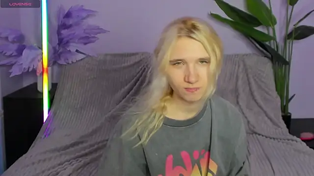 Snapshot of Kitty_Blondie chatting on 04-06-26, 04:46 Kitty Blondie online show from 04-06-26, 04:46