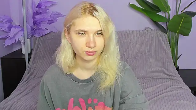 Snapshot of Kitty_Blondie chatting on 04-07-26, 04:13 Kitty Blondie online show from 04-07-26, 04:13