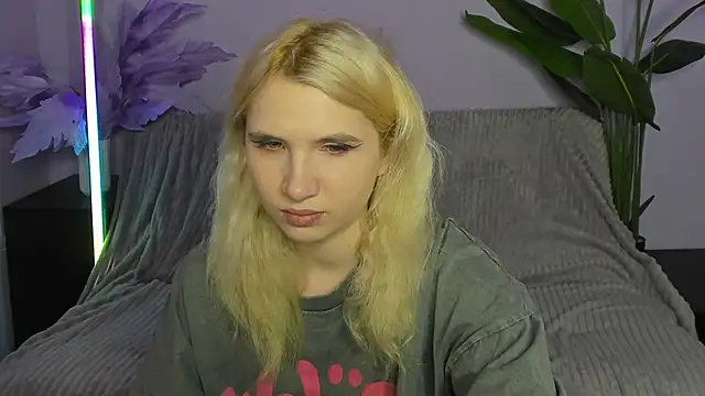 Snapshot of Kitty_Blondie chatting on 04-08-26, 02:22 Kitty Blondie online show from 04-08-26, 02:22