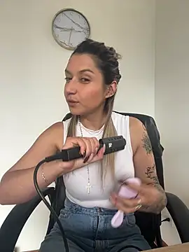 Snapshot of Isabella_varella- chatting on 04-06-26, 01:34 Isabella varella- online show from 04-06-26, 01:34