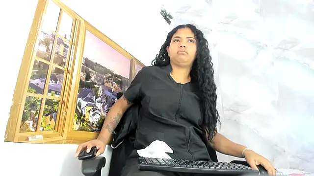 Snapshot of EllyBloom chatting on 06-19-26, 01:37 EllyBloom online show from 06-19-26, 01:37