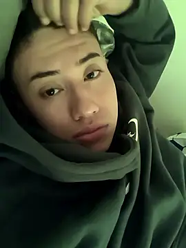 Snapshot of AlejoTheBig chatting on 04-05-26, 07:22 AlejoTheBig online show from 04-05-26, 07:22