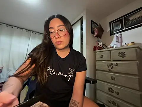 Snapshot of vampiralatina chatting on 05-17-26, 06:11 vampiralatina online show from 05-17-26, 06:11