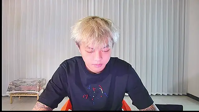 Snapshot of Zhuguli-001 chatting on 04-08-26, 04:56 Zhuguli-001 online show from 04-08-26, 04:56