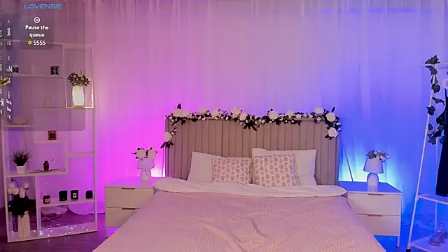 Snapshot of LisaAris chatting on 06-11-26, 02:53 LisaAris online show from 06-11-26, 02:53