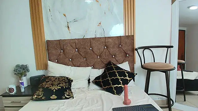 scarlet fox75 online show from 04-15-26, 07:58