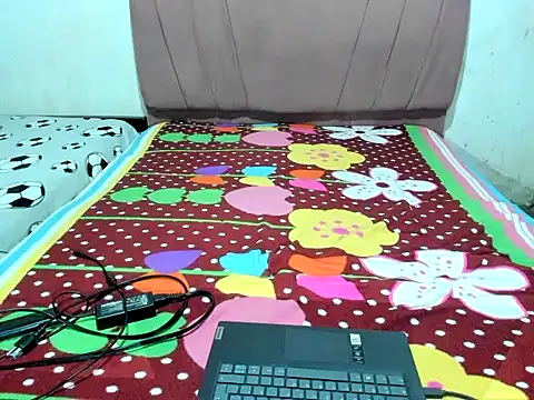 Snapshot of Junior_bebe chatting on 04-11-26, 02:43 Junior bebe online show from 04-11-26, 02:43