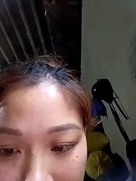 Snapshot of mia0033 chatting on 04-12-26, 11:04 mia0033 online show from 04-12-26, 11:04