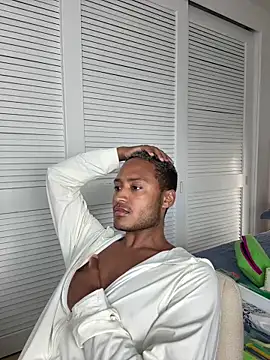 Snapshot of DTKXXV chatting on 04-10-26, 10:42 DTKXXV online show from 04-10-26, 10:42