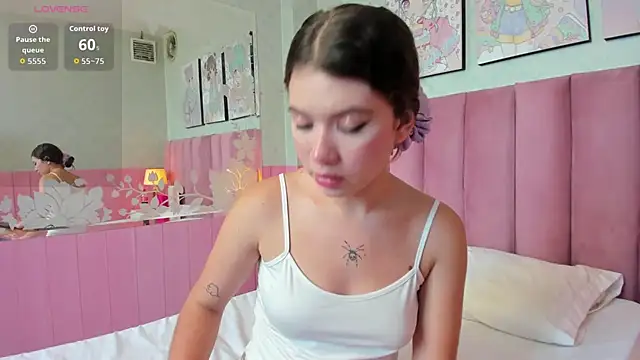 Snapshot of Hellencute18_ chatting on 05-22-26, 02:55 Hellencute18 online show from 05-22-26, 02:55