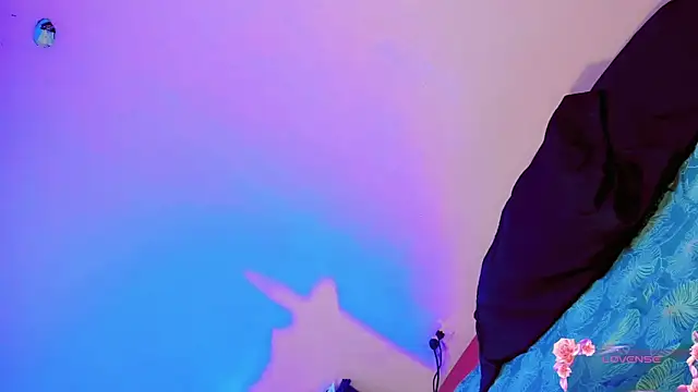 Snapshot of Tania_Baker chatting on 04-10-26, 01:38 Tania Baker online show from 04-10-26, 01:38