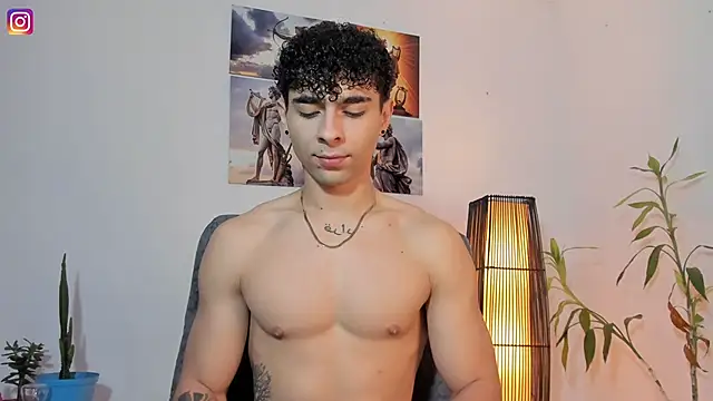 Snapshot of Alex_zt7 chatting on 05-14-26, 04:14 Alex zt7 online show from 05-14-26, 04:14