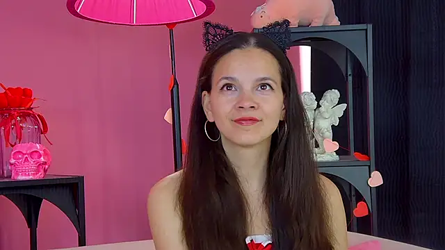 Snapshot of LeonaLane chatting on 05-19-26, 06:31 LeonaLane online show from 05-19-26, 06:31