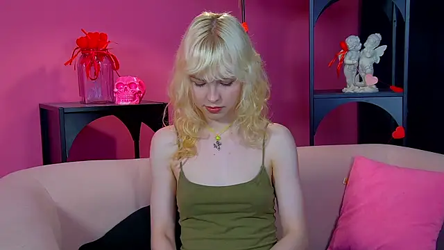 Snapshot of HannahHollis chatting on 05-14-26, 06:26 HannahHollis online show from 05-14-26, 06:26