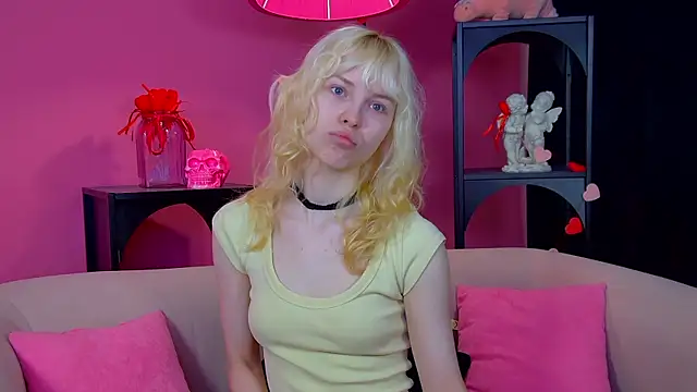 Snapshot of HannahHollis chatting on 05-16-26, 06:10 HannahHollis online show from 05-16-26, 06:10