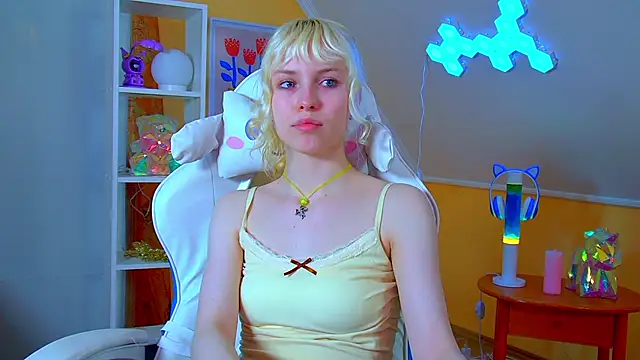 Snapshot of HannahHollis chatting on 06-17-26, 06:20 HannahHollis online show from 06-17-26, 06:20