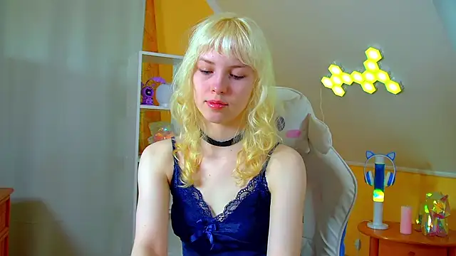 Snapshot of HannahHollis chatting on 06-24-26, 06:23 HannahHollis online show from 06-24-26, 06:23