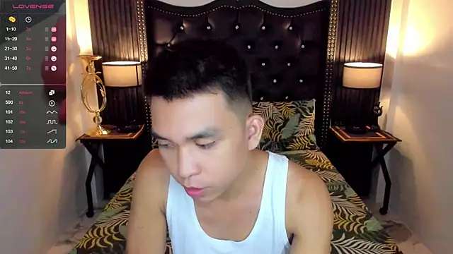 Snapshot of AsianRoman_Grey chatting on 06-06-26, 04:33 AsianRoman Grey online show from 06-06-26, 04:33