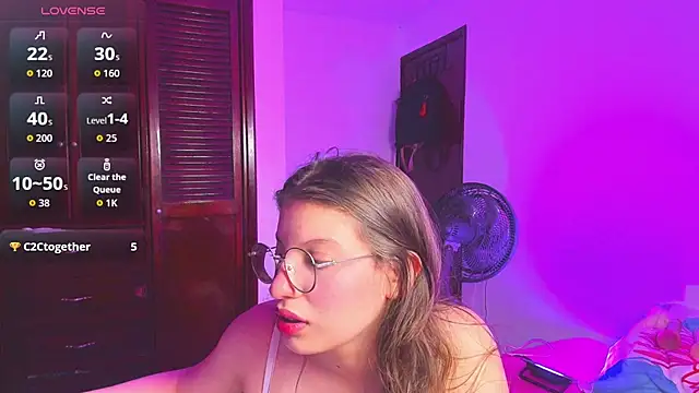 Snapshot of liiliie_petite chatting on 07-17-26, 10:14 liiliie petite online show from 07-17-26, 10:14