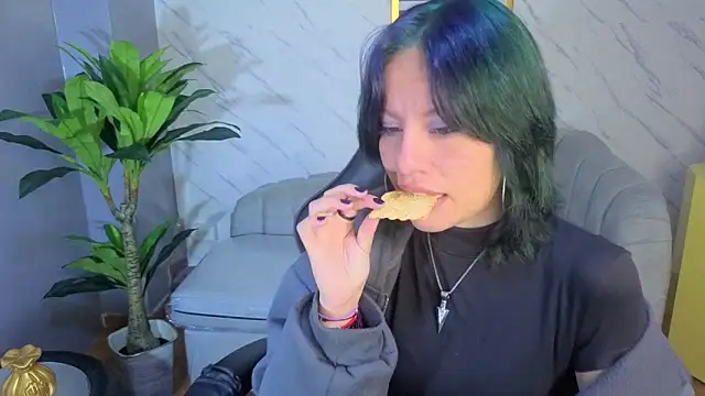 Snapshot of lewii_t chatting on 04-12-26, 12:21 lewii t online show from 04-12-26, 12:21