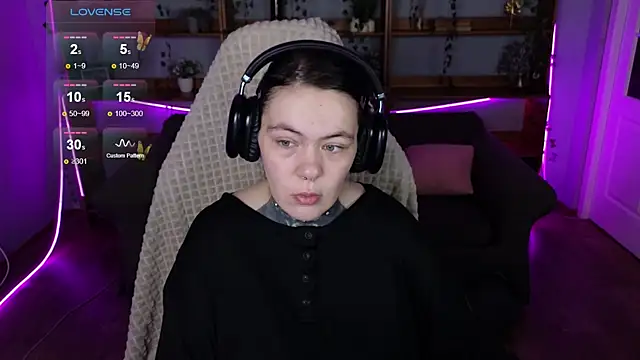 Snapshot of QwertyAnnie_Lbo chatting on 04-10-26, 01:33 QwertyAnnie Lbo online show from 04-10-26, 01:33