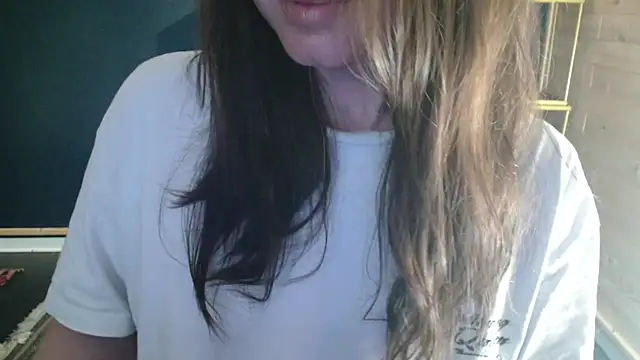 Snapshot of NicoleLove_ chatting on 05-30-26, 04:31 NicoleLove online show from 05-30-26, 04:31
