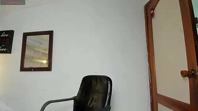 Snapshot of SarahQ65 chatting on 04-14-26, 01:39 SarahQ65 online show from 04-14-26, 01:39