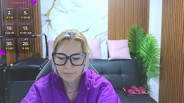 Snapshot of alonddra_tay chatting on 07-17-26, 11:39 alonddra tay online show from 07-17-26, 11:39