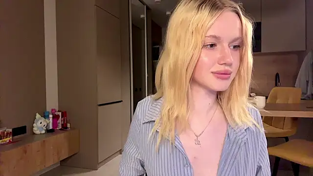 Snapshot of moonavelle chatting on 05-19-26, 01:56 moonavelle online show from 05-19-26, 01:56