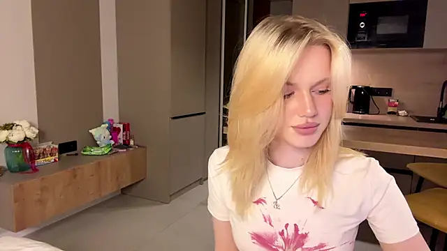 Snapshot of moonavelle chatting on 05-21-26, 08:16 moonavelle online show from 05-21-26, 08:16