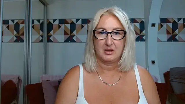 Snapshot of DianaFrances chatting on 06-28-26, 01:28 DianaFrances online show from 06-28-26, 01:28